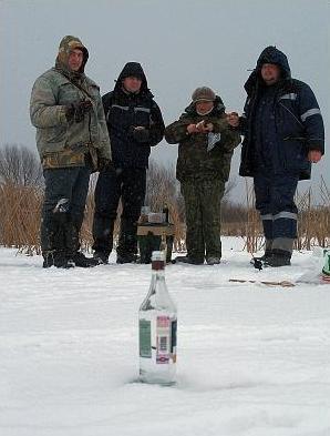 Изображение 1 : Как ловят рыбу зимой 