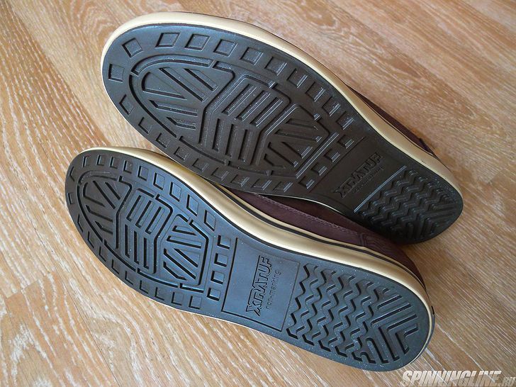  Универсальность кроссовок Chumrunner выражается прежде всего в материале верха этой обуви 