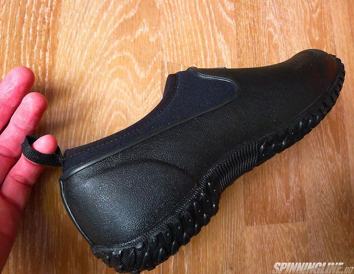 Мощный, мелкоячеистый протектор на основе мягкой резины не дает этой обуви скользить на различных поверхностях
